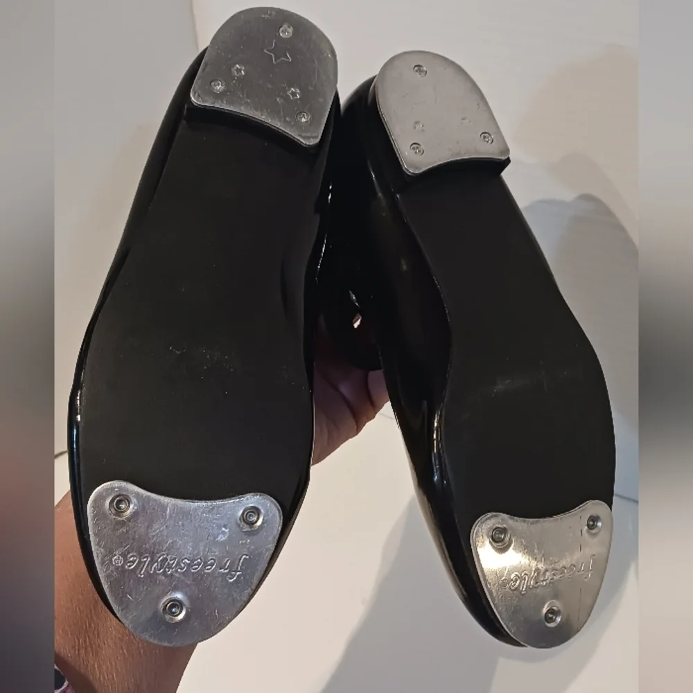 Freestyle a Danskin Company Black Patent Tap shoes sz‎ 1